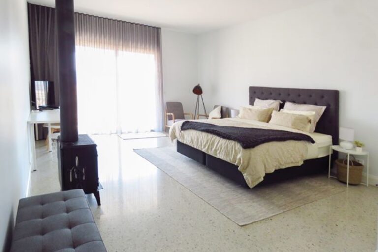 rooks edge claude room dog friendly accommodation 1 96 768x512